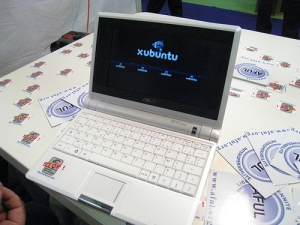 Petit ordinateur Asus EeePC sur le stand de l'AFUL au salon Solutions Linux 2008